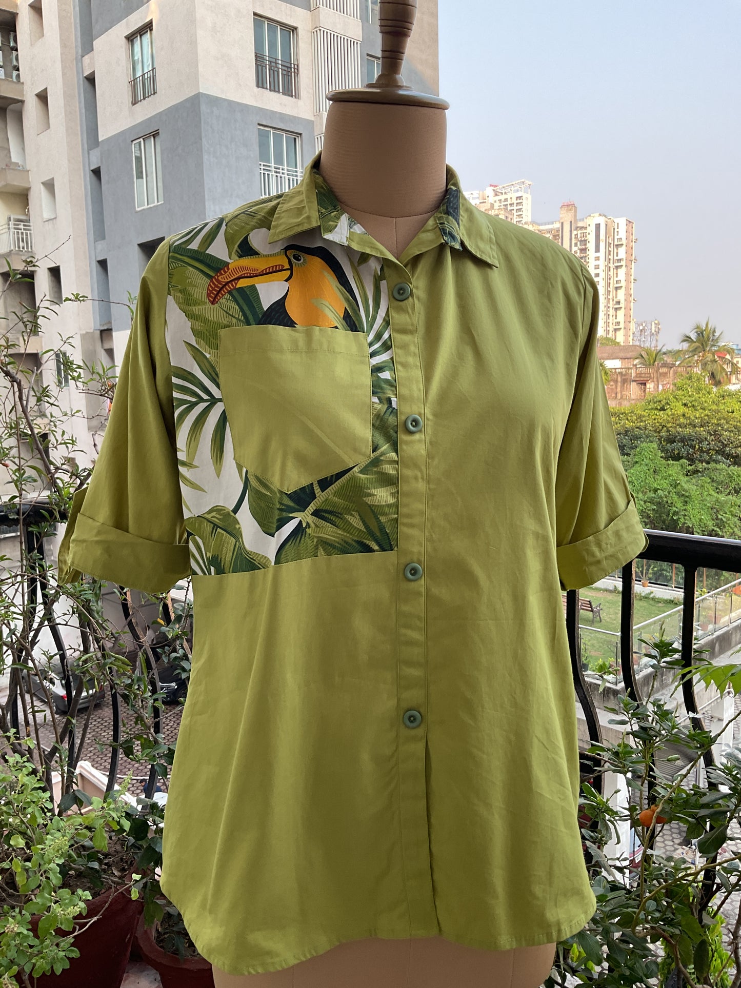 GREEN TOUCAN PRINT BOXY SHIRT