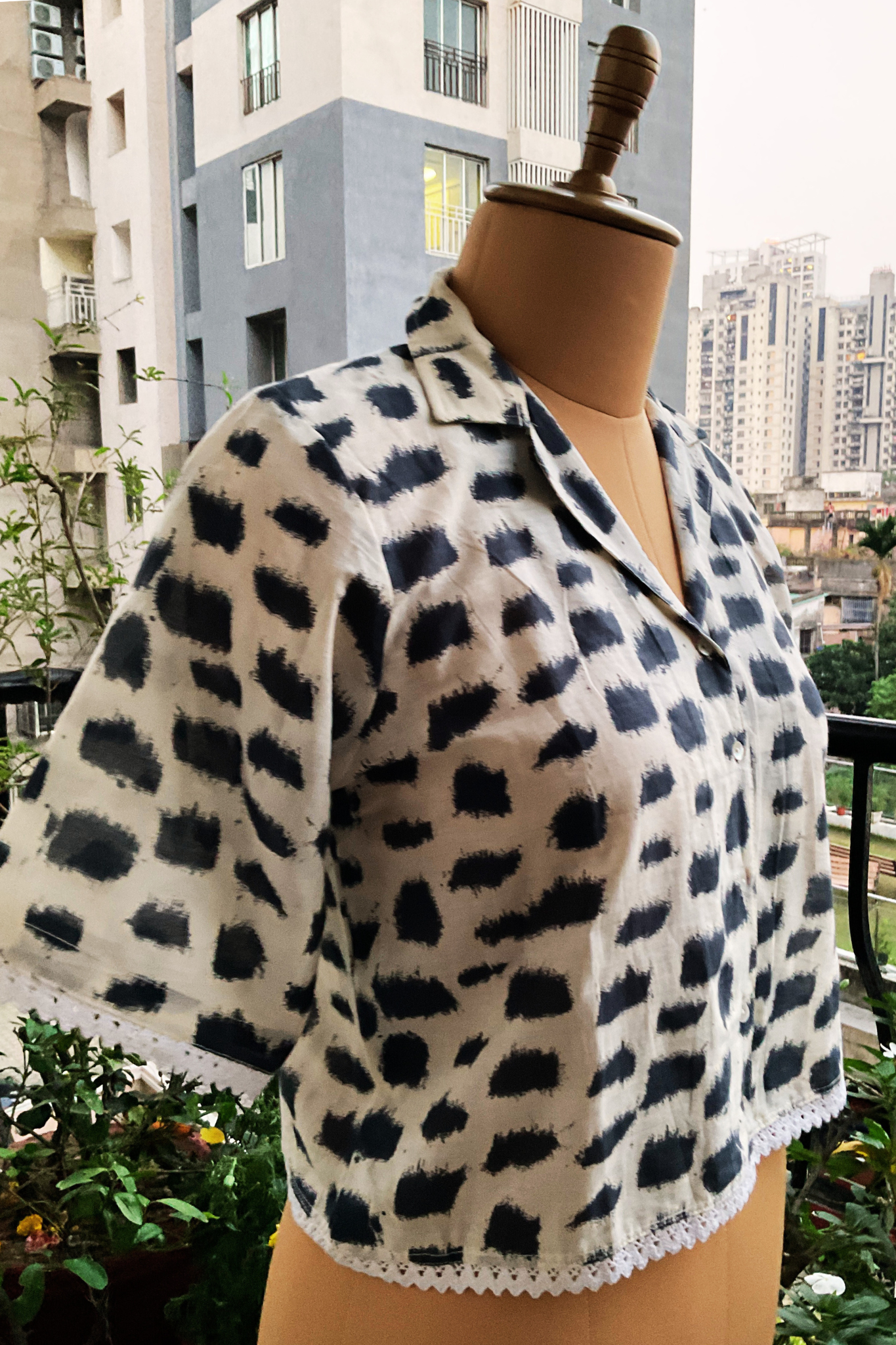 WHITE LAPEL COLLAR ZERO WASTE CROPPED SHIRT