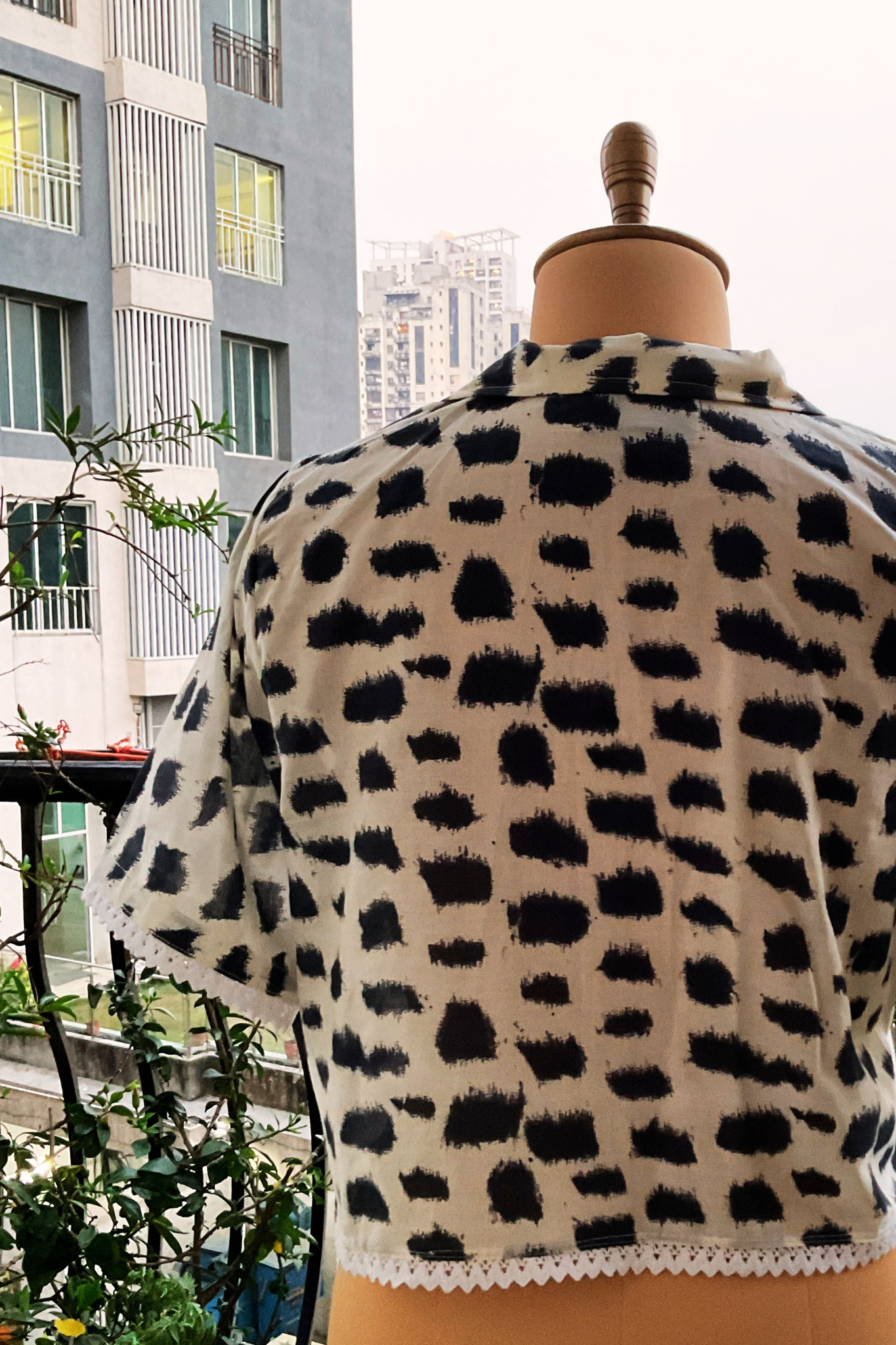 WHITE LAPEL COLLAR ZERO WASTE CROPPED SHIRT